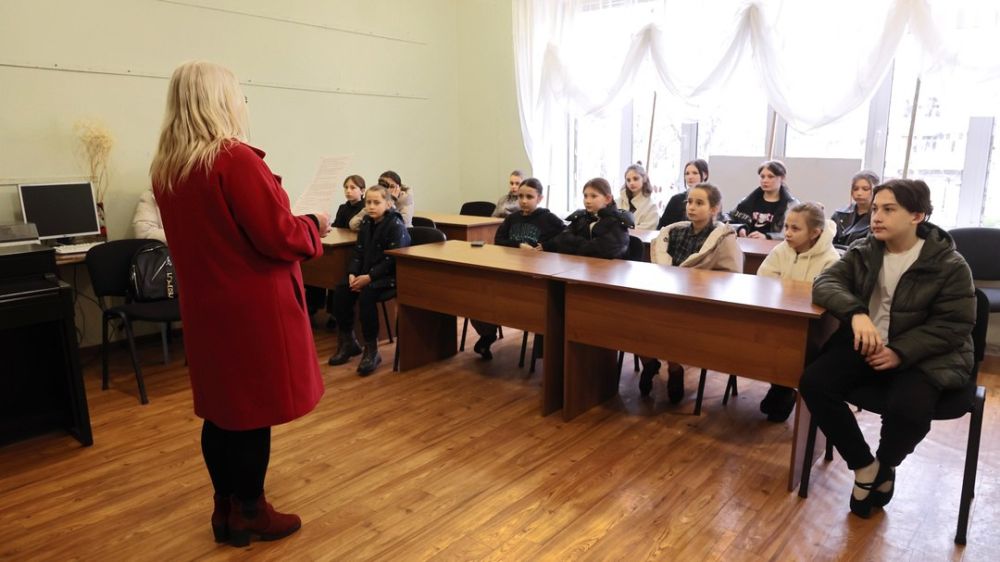 ОСТОРОЖНО, МИНЫ!. Сотрудники отдела культуры, молодёжной политики и спорта Администрации г.Рубежное провели в МБУ ДО «Рубежанская детская школа искусств» беседу на тему «Осторожно, мины!» ОСТОРОЖНО, МИНЫ!. Сотрудники отдела культуры, молодёжной политики и спорта Администрации г.Рубежное провели в МБУ ДО «Рубежанская детская школа искусств» беседу на тему «Осторожно, мины!»