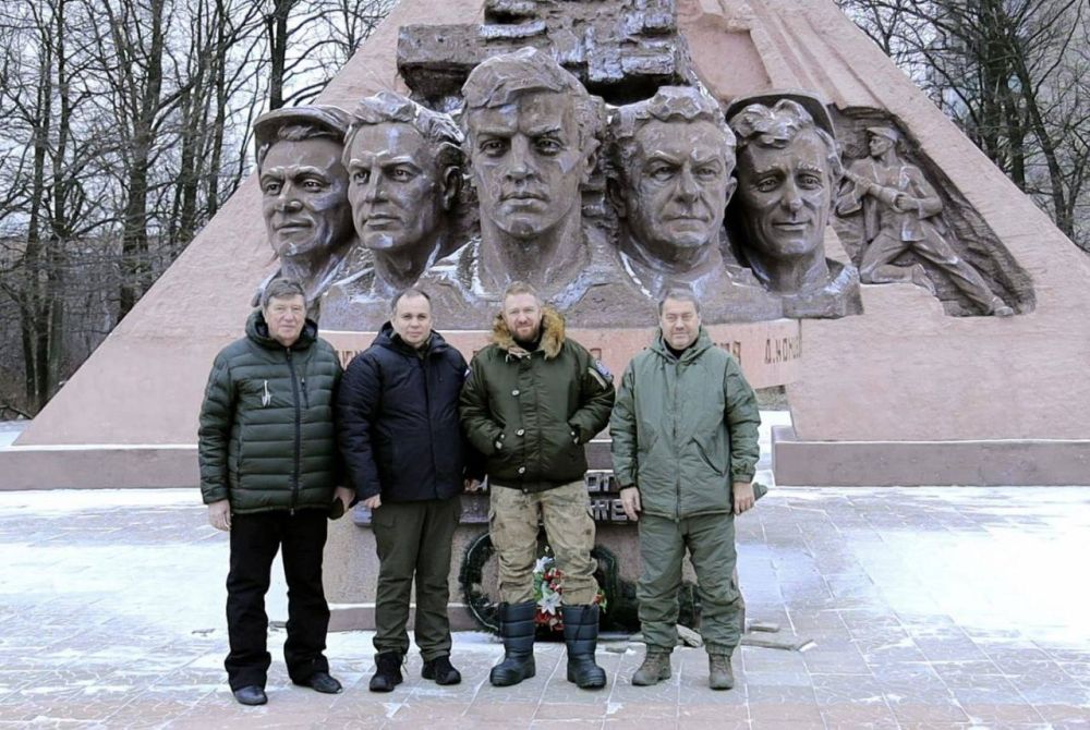 Александр Малькевич: Наш путь к Победе: портреты героев Ленинградского полка Александр Малькевич: Наш путь к Победе: портреты героев Ленинградского полка