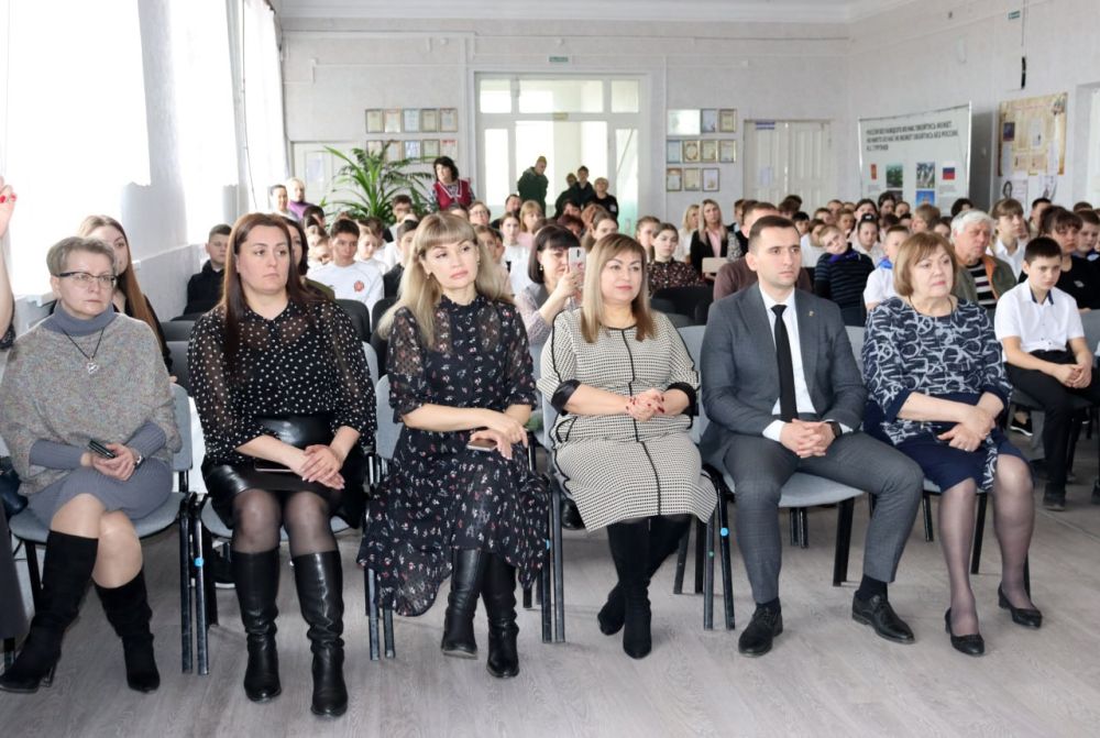 В Антраците открыли Парту Героя в честь погибшего земляка-участника СВО В Антраците открыли Парту Героя в честь погибшего земляка-участника СВО