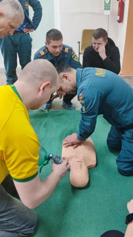 Инструкторы первой помощи Школы медицины катастроф Алчевска обучили группу сотрудников МЧС Инструкторы первой помощи Школы медицины катастроф Алчевска обучили группу сотрудников МЧС