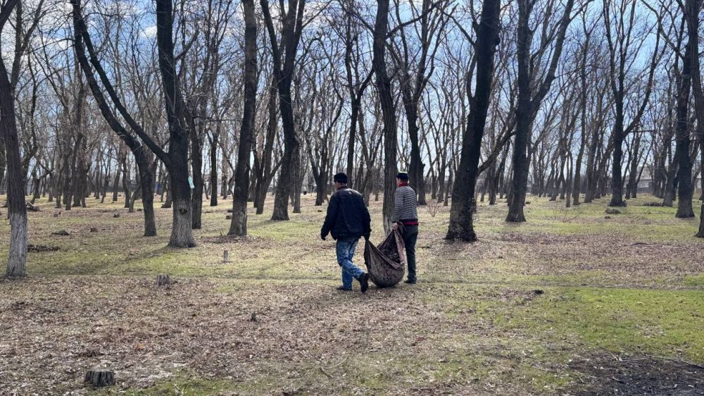 Андрей Рубанцов: Все в месте к чистоте!. Сегодня сотрудники отдела жизнеобеспечения пгт Дзержинский Администрации нашего городского округа провели субботник, в котором приняли участие и сотрудники МУП «ЖЭК» города Ровеньки Андрей Рубанцов: Все в месте к чистоте!. Сегодня сотрудники отдела жизнеобеспечения пгт Дзержинский Администрации нашего городского округа провели субботник, в котором приняли участие и сотрудники МУП «ЖЭК» города Ровеньки