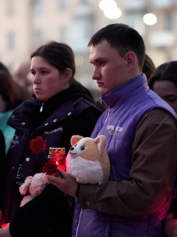 Помним и скорбим. Молодёжь в Луганске почтила память жертв теракта в «Крокус Сити Холле» Помним и скорбим. Молодёжь в Луганске почтила память жертв теракта в «Крокус Сити Холле»