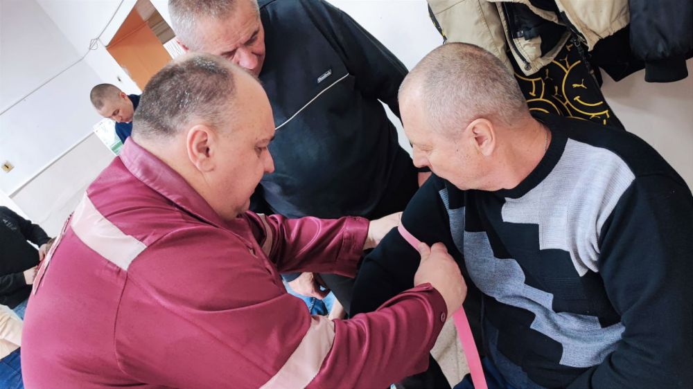 Инструкторы первой помощи Школы медицины катастроф Алчевска обучили группу сотрудников МЧС Инструкторы первой помощи Школы медицины катастроф Алчевска обучили группу сотрудников МЧС