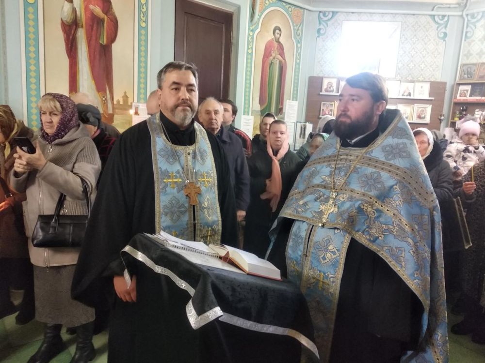 Мироточивую икону «Умягчение злых сердец» доставили в Луганск в храм в честь святого благоверного князя Александра Невского, после чего ее передадут на фронт для духовной поддержки военнослужащих, участвующих в специальной... Мироточивую икону «Умягчение злых сердец» доставили в Луганск в храм в честь святого благоверного князя Александра Невского, после чего ее передадут на фронт для духовной поддержки военнослужащих, участвующих в специальной...