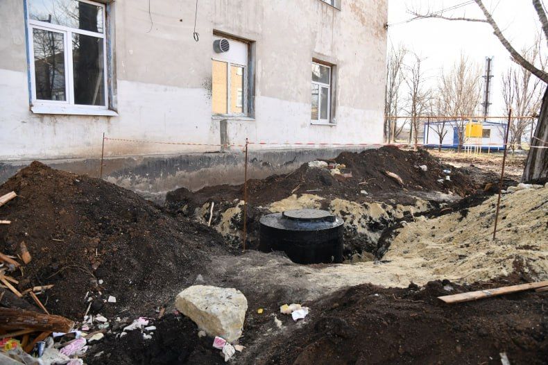В Комсомольском поселковом клубе красноярские специалисты укрепляют фундамент и обустраивают душевые В Комсомольском поселковом клубе красноярские специалисты укрепляют фундамент и обустраивают душевые