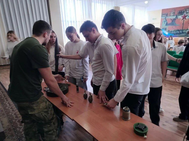 Ветераны СВО проводят уроки мужества для школьников ЛНР Ветераны СВО проводят уроки мужества для школьников ЛНР