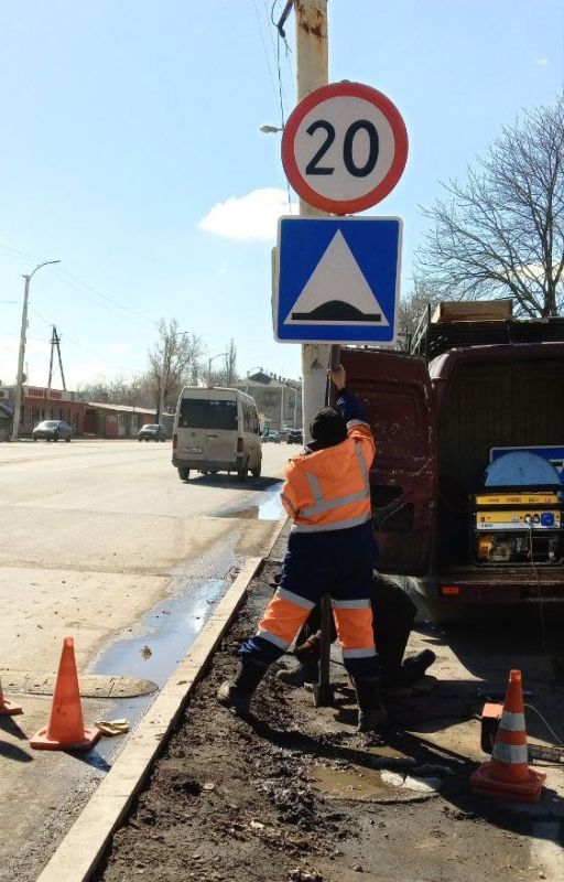 В Стаханове продолжается установка дорожных знаков В Стаханове продолжается установка дорожных знаков