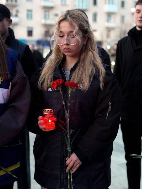 Помним и скорбим. Молодёжь в Луганске почтила память жертв теракта в «Крокус Сити Холле» Помним и скорбим. Молодёжь в Луганске почтила память жертв теракта в «Крокус Сити Холле»
