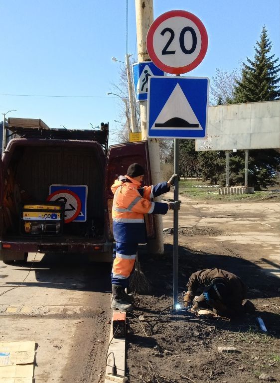 В Стаханове продолжается установка дорожных знаков В Стаханове продолжается установка дорожных знаков