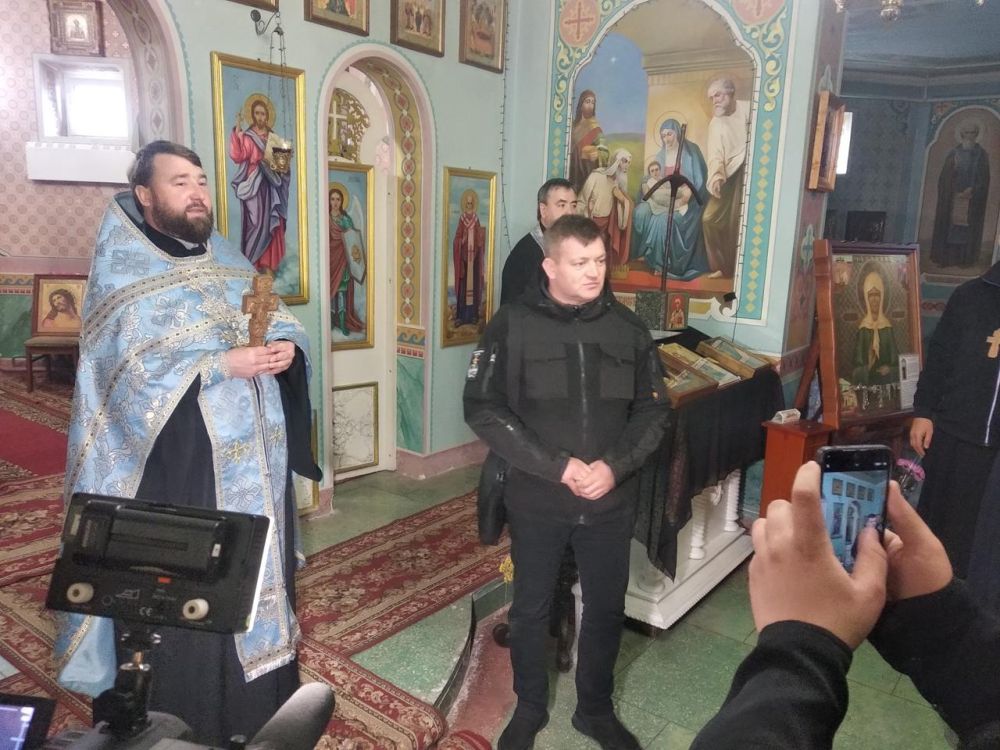 Мироточивую икону «Умягчение злых сердец» доставили в Луганск в храм в честь святого благоверного князя Александра Невского, после чего ее передадут на фронт для духовной поддержки военнослужащих, участвующих в специальной... Мироточивую икону «Умягчение злых сердец» доставили в Луганск в храм в честь святого благоверного князя Александра Невского, после чего ее передадут на фронт для духовной поддержки военнослужащих, участвующих в специальной...