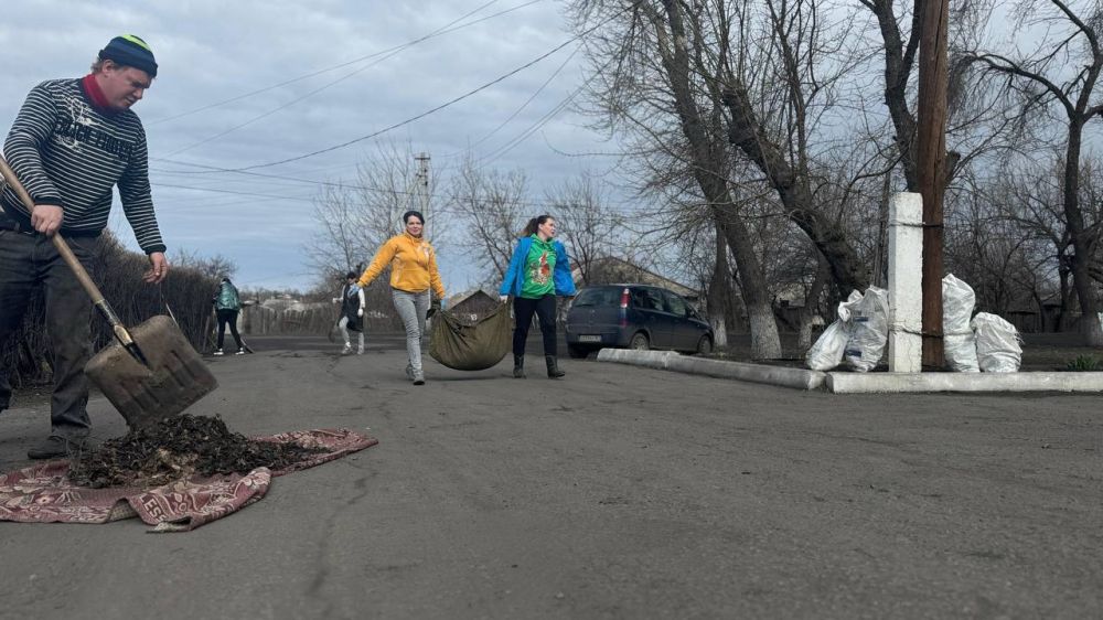 Андрей Рубанцов: Все в месте к чистоте!. Сегодня сотрудники отдела жизнеобеспечения пгт Дзержинский Администрации нашего городского округа провели субботник, в котором приняли участие и сотрудники МУП «ЖЭК» города Ровеньки Андрей Рубанцов: Все в месте к чистоте!. Сегодня сотрудники отдела жизнеобеспечения пгт Дзержинский Администрации нашего городского округа провели субботник, в котором приняли участие и сотрудники МУП «ЖЭК» города Ровеньки
