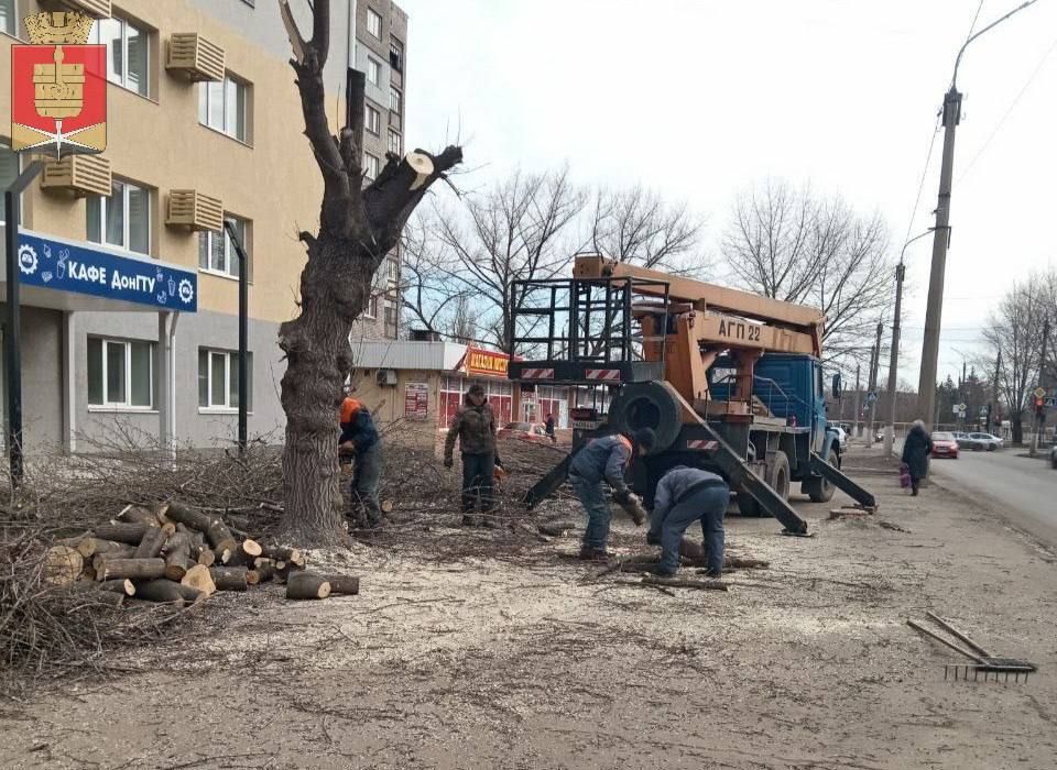 Коммунальные службы проводят работы на территории города Коммунальные службы проводят работы на территории города