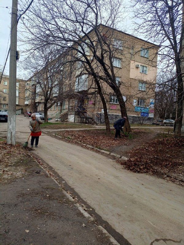 Коммунальные будни. Работники муниципального унитарного предприятия "Ровеньковское жилищно-коммунальное предприятие" города Ровеньки ведут работы по уборке придомовой территории многоквартирного дома № 84, ул. Ленина Коммунальные будни. Работники муниципального унитарного предприятия "Ровеньковское жилищно-коммунальное предприятие" города Ровеньки ведут работы по уборке придомовой территории многоквартирного дома № 84, ул. Ленина