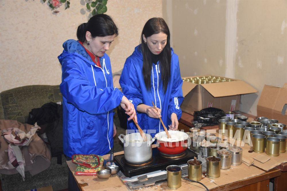Активисты женского движения «Единой России» в городе Кировск в очередной раз оказывают помощь фронту, изготавливая блиндажные свечи для военнослужащих Активисты женского движения «Единой России» в городе Кировск в очередной раз оказывают помощь фронту, изготавливая блиндажные свечи для военнослужащих