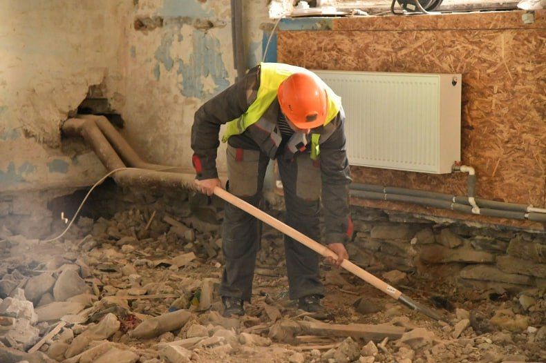 В Комсомольском поселковом клубе красноярские специалисты укрепляют фундамент и обустраивают душевые В Комсомольском поселковом клубе красноярские специалисты укрепляют фундамент и обустраивают душевые