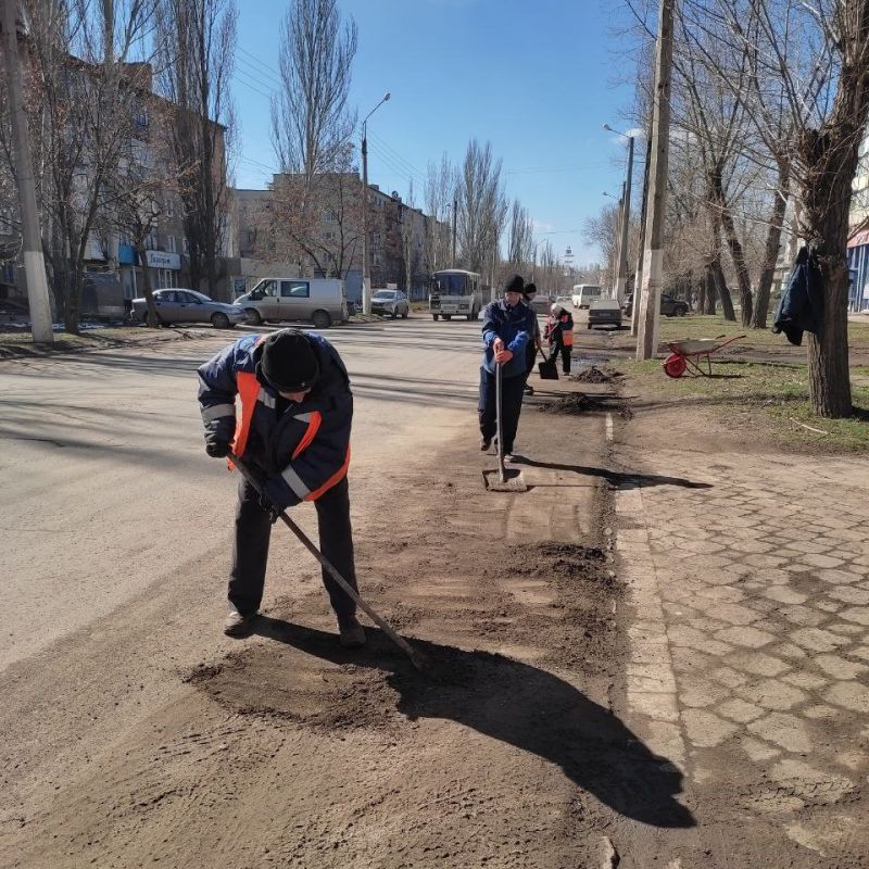 Снег растаял – уборка дорог по красной линии возобновилась Снег растаял – уборка дорог по красной линии возобновилась