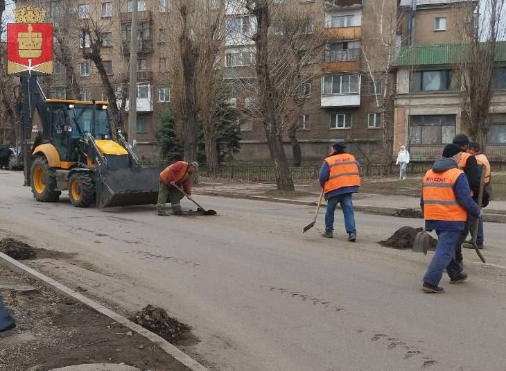 Коммунальные службы проводят работы на территории города Коммунальные службы проводят работы на территории города