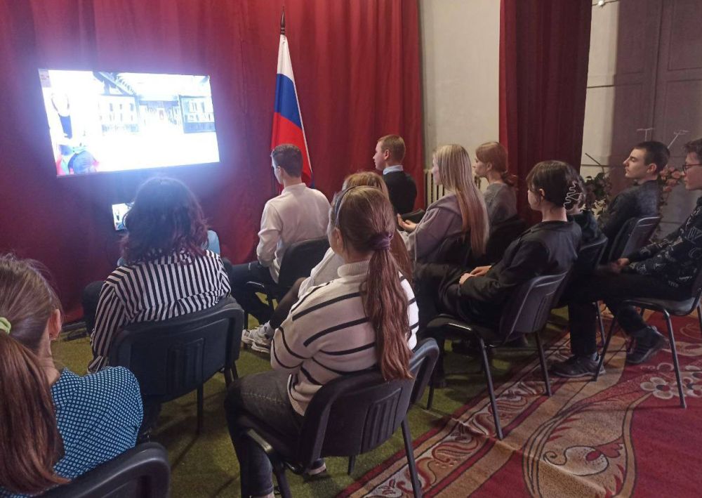 С целью патриотического воспитания и сохранения исторической памяти в ДК им. Т. Г. Шевченко пгт Большекаменка был организован просмотр видеоролика «Культурная жизнь блокадного Ленинграда» С целью патриотического воспитания и сохранения исторической памяти в ДК им. Т. Г. Шевченко пгт Большекаменка был организован просмотр видеоролика «Культурная жизнь блокадного Ленинграда»