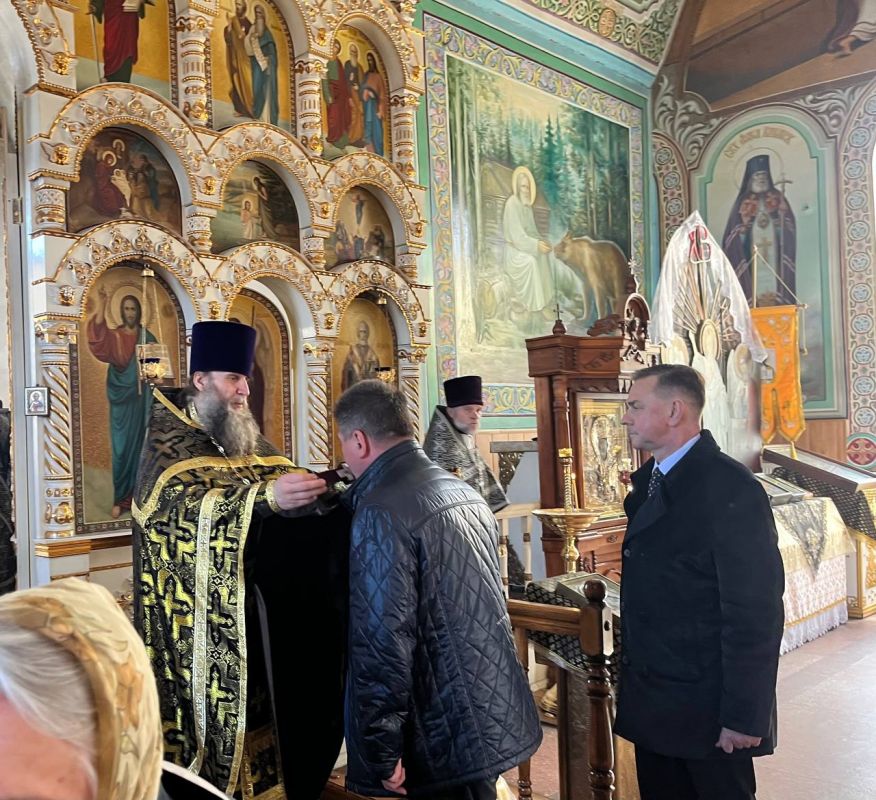 Альберт Зинченко: Сегодня посетил Храм в честь Николая Чудотворца в пгт Станица Луганская Луганской епархии Русской Православной Церкви (Московский Патриархат) Альберт Зинченко: Сегодня посетил Храм в честь Николая Чудотворца в пгт Станица Луганская Луганской епархии Русской Православной Церкви (Московский Патриархат)