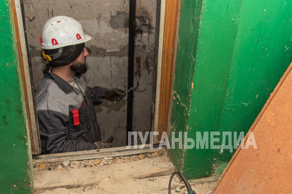В луганских многоэтажках выполняется замена лифтов В луганских многоэтажках выполняется замена лифтов