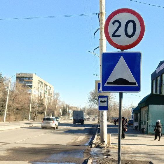 В Стаханове продолжается установка дорожных знаков В Стаханове продолжается установка дорожных знаков
