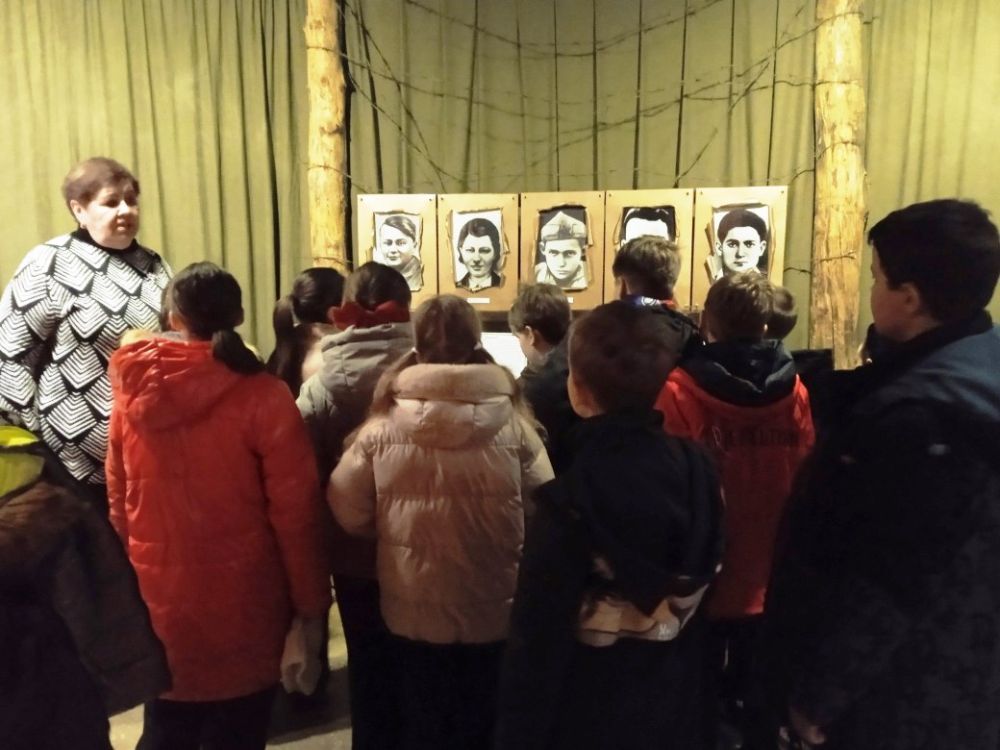 Обучающиеся творческого объединения «Великан на поляне» Ровеньковского детского экологического центра посетили Обучающиеся творческого объединения «Великан на поляне» Ровеньковского детского экологического центра посетили