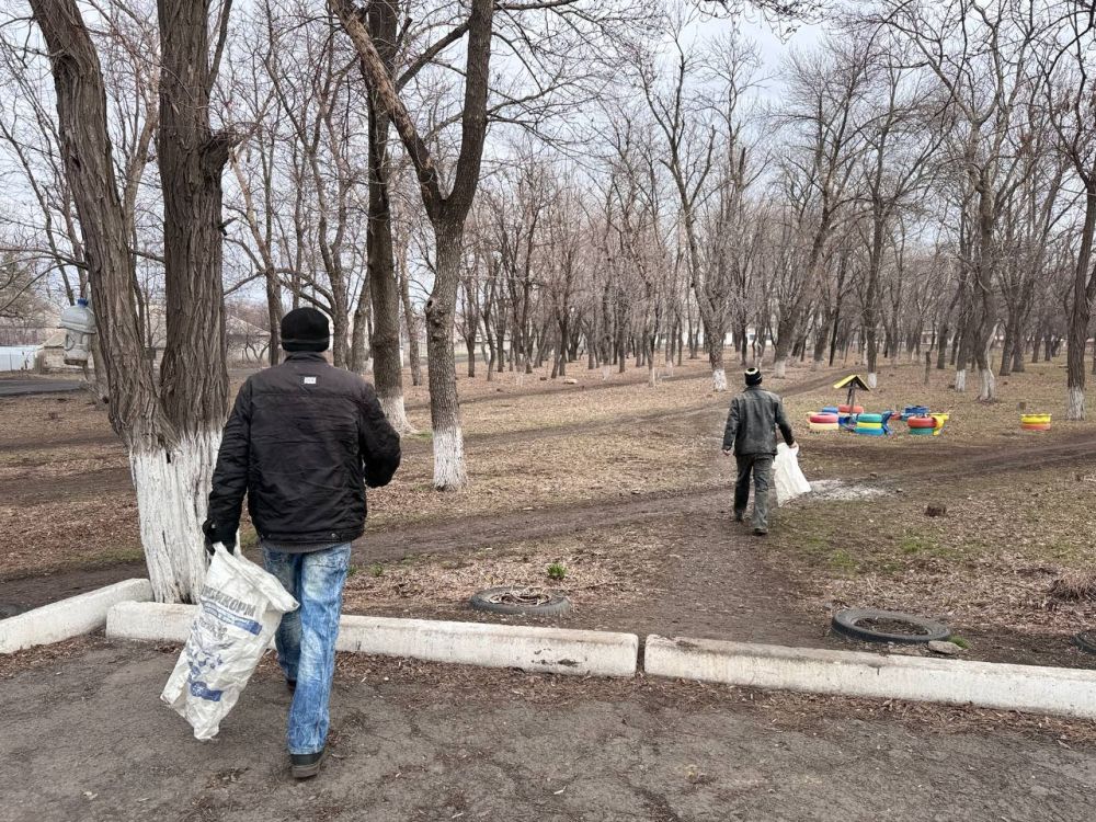 Андрей Рубанцов: Все в месте к чистоте!. Сегодня сотрудники отдела жизнеобеспечения пгт Дзержинский Администрации нашего городского округа провели субботник, в котором приняли участие и сотрудники МУП «ЖЭК» города Ровеньки Андрей Рубанцов: Все в месте к чистоте!. Сегодня сотрудники отдела жизнеобеспечения пгт Дзержинский Администрации нашего городского округа провели субботник, в котором приняли участие и сотрудники МУП «ЖЭК» города Ровеньки