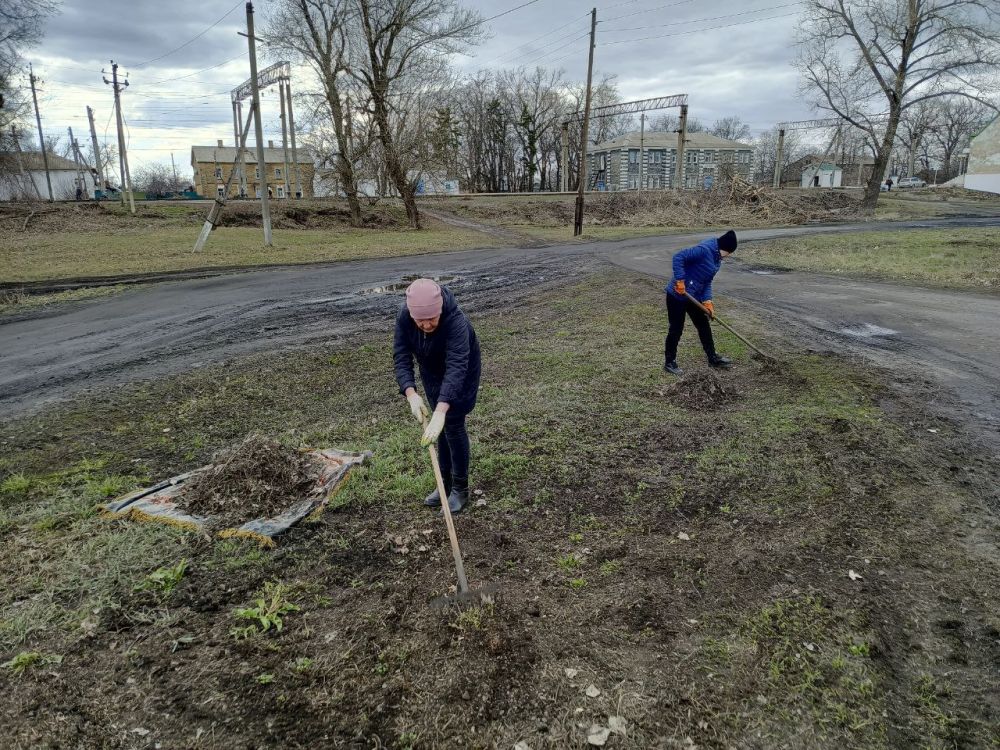 В рамках проекта «Чистая страна», сотрудники отдела жизнеобеспечения пгт Новодарьевка Администрации городского округа муниципальное образование городской округ город Ровеньки Луганской Народной Республики провели субботник... В рамках проекта «Чистая страна», сотрудники отдела жизнеобеспечения пгт Новодарьевка Администрации городского округа муниципальное образование городской округ город Ровеньки Луганской Народной Республики провели субботник...