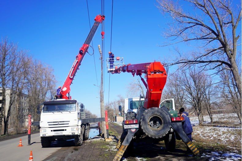 В Свердловском округе продолжают восстанавливать изношенные электроопоры В Свердловском округе продолжают восстанавливать изношенные электроопоры