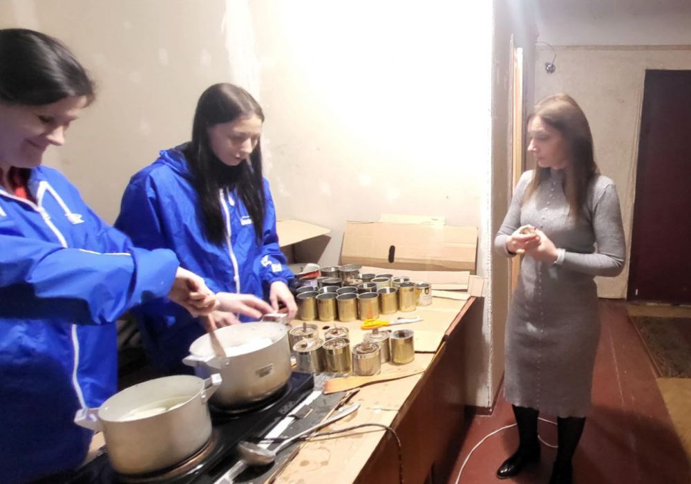 Мастер-класс в рамках акции «Подари тепло солдату», «Zа Победу» прошел сегодня в Кировске Мастер-класс в рамках акции «Подари тепло солдату», «Zа Победу» прошел сегодня в Кировске