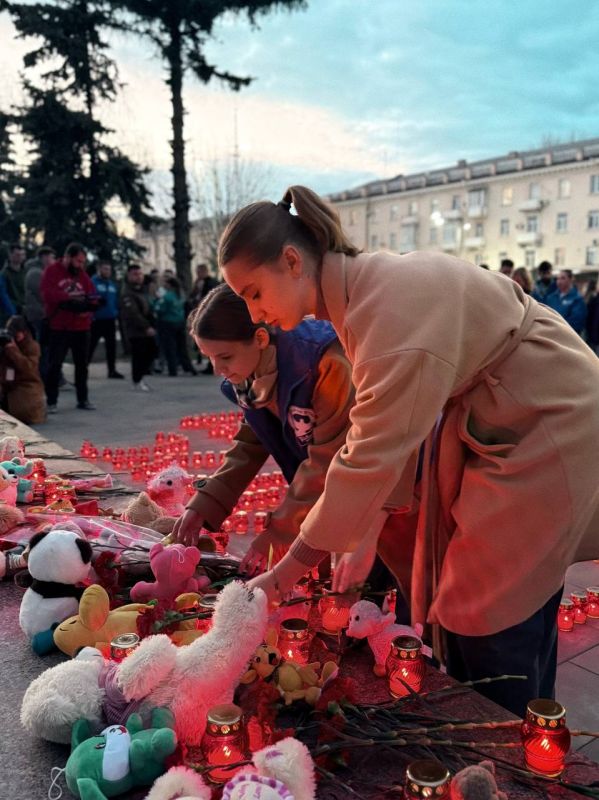 Помним и скорбим. Молодёжь в Луганске почтила память жертв теракта в «Крокус Сити Холле» Помним и скорбим. Молодёжь в Луганске почтила память жертв теракта в «Крокус Сити Холле»