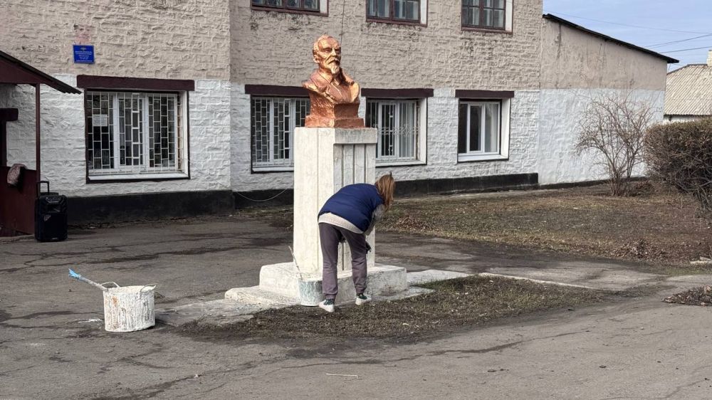 Андрей Рубанцов: Все в месте к чистоте!. Сегодня сотрудники отдела жизнеобеспечения пгт Дзержинский Администрации нашего городского округа провели субботник, в котором приняли участие и сотрудники МУП «ЖЭК» города Ровеньки Андрей Рубанцов: Все в месте к чистоте!. Сегодня сотрудники отдела жизнеобеспечения пгт Дзержинский Администрации нашего городского округа провели субботник, в котором приняли участие и сотрудники МУП «ЖЭК» города Ровеньки