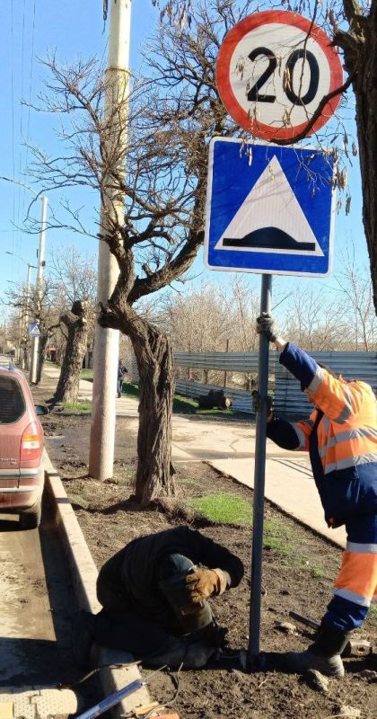 В Стаханове продолжается установка дорожных знаков В Стаханове продолжается установка дорожных знаков