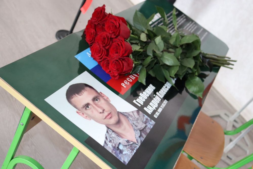 В Антраците открыли Парту Героя, посвященную погибшему участнику СВО В Антраците открыли Парту Героя, посвященную погибшему участнику СВО