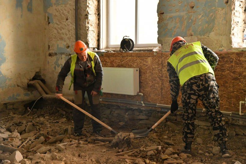 В Комсомольском поселковом клубе красноярские специалисты укрепляют фундамент и обустраивают душевые В Комсомольском поселковом клубе красноярские специалисты укрепляют фундамент и обустраивают душевые