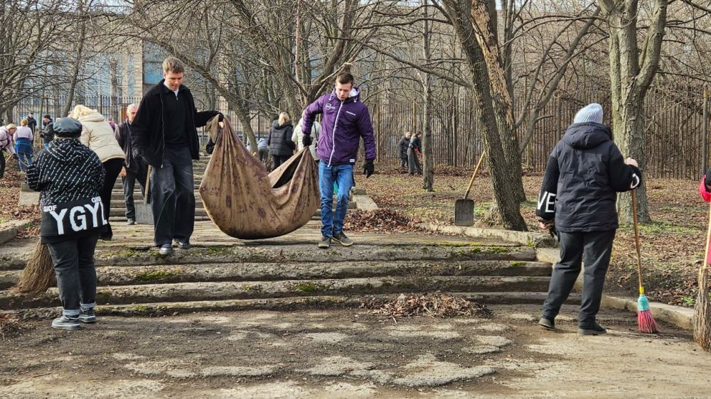 Первый общегородской субботник прошел сегодня в Алчевске Первый общегородской субботник прошел сегодня в Алчевске