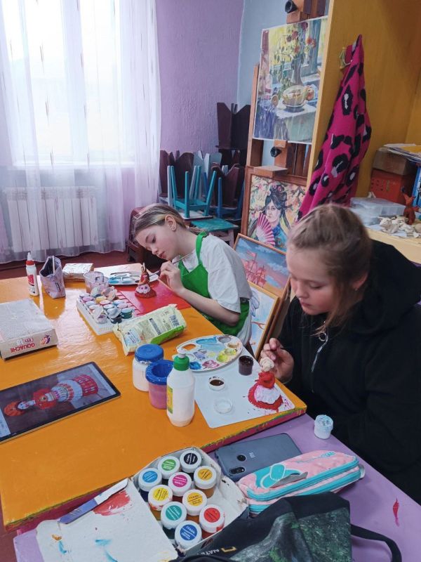 В Детской художественной школе г.Ровеньки" дети с удовольствием изучают многообразие народных промыслов России В Детской художественной школе г.Ровеньки" дети с удовольствием изучают многообразие народных промыслов России