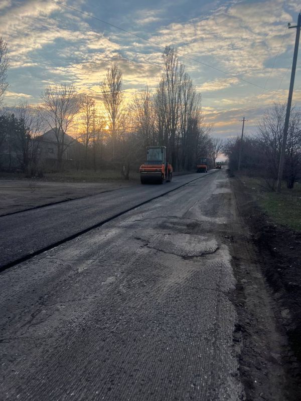 В Кировске приступили к укладке асфальта на улице Степной В Кировске приступили к укладке асфальта на улице Степной