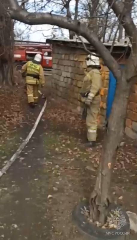 В Лутугинском муниципальном округе спасатели МЧС России устранили возгорание гаража и автомобиля В Лутугинском муниципальном округе спасатели МЧС России устранили возгорание гаража и автомобиля