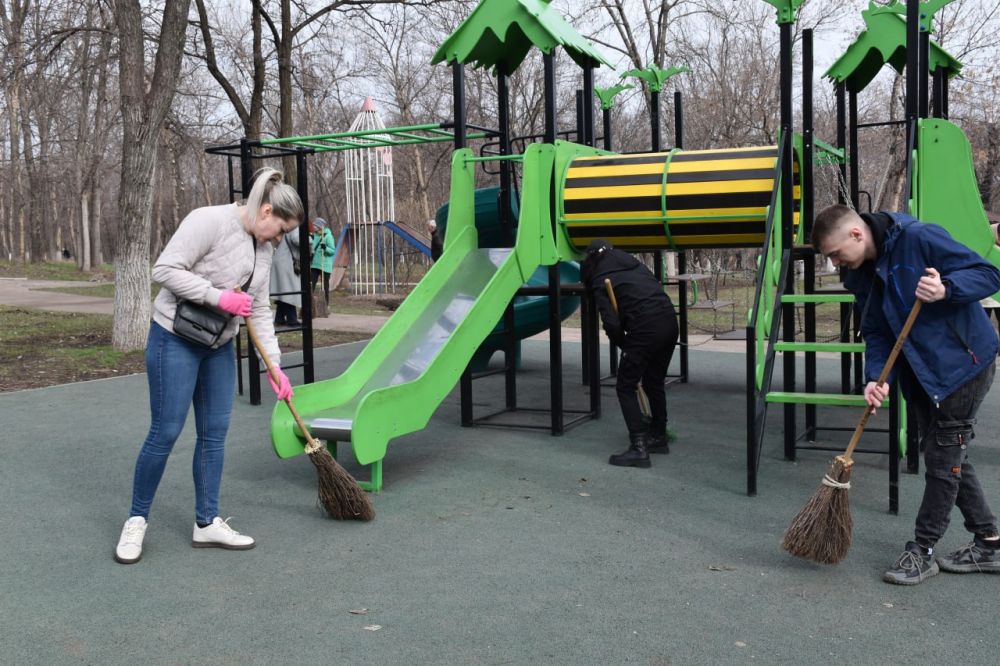 Первый общегородской субботник прошел сегодня в Алчевске Первый общегородской субботник прошел сегодня в Алчевске