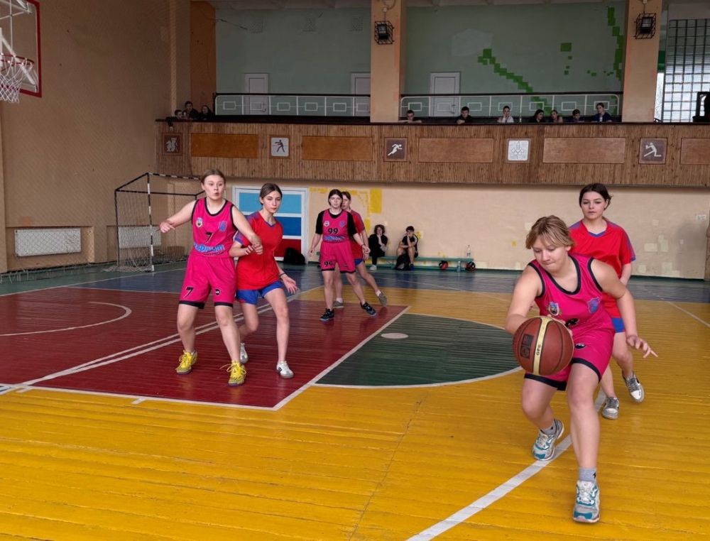 На базе МБУ «Спортивный комплекс-Антрацит» прошло физкультурное мероприятие «3х3», посвященное первому выходу человека в открытый космос, в котором приняли участие общеобразовательные учреждения округа На базе МБУ «Спортивный комплекс-Антрацит» прошло физкультурное мероприятие «3х3», посвященное первому выходу человека в открытый космос, в котором приняли участие общеобразовательные учреждения округа