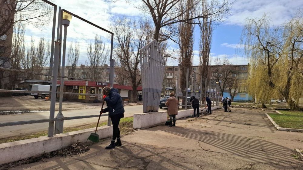 В Алчевске дан старт общегородским субботникам В Алчевске дан старт общегородским субботникам
