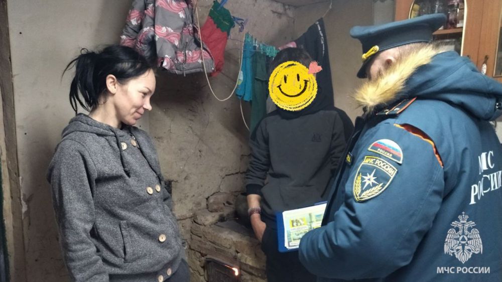 Спасатели МЧС России в пгт Белокуракино посетили семьи, оказавшиеся в сложной жизненной ситуации