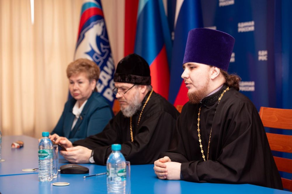 Встреча активистов с духовенством Луганской епархии и сенатором РФ от ЛНР Ольгой Бас Встреча активистов с духовенством Луганской епархии и сенатором РФ от ЛНР Ольгой Бас