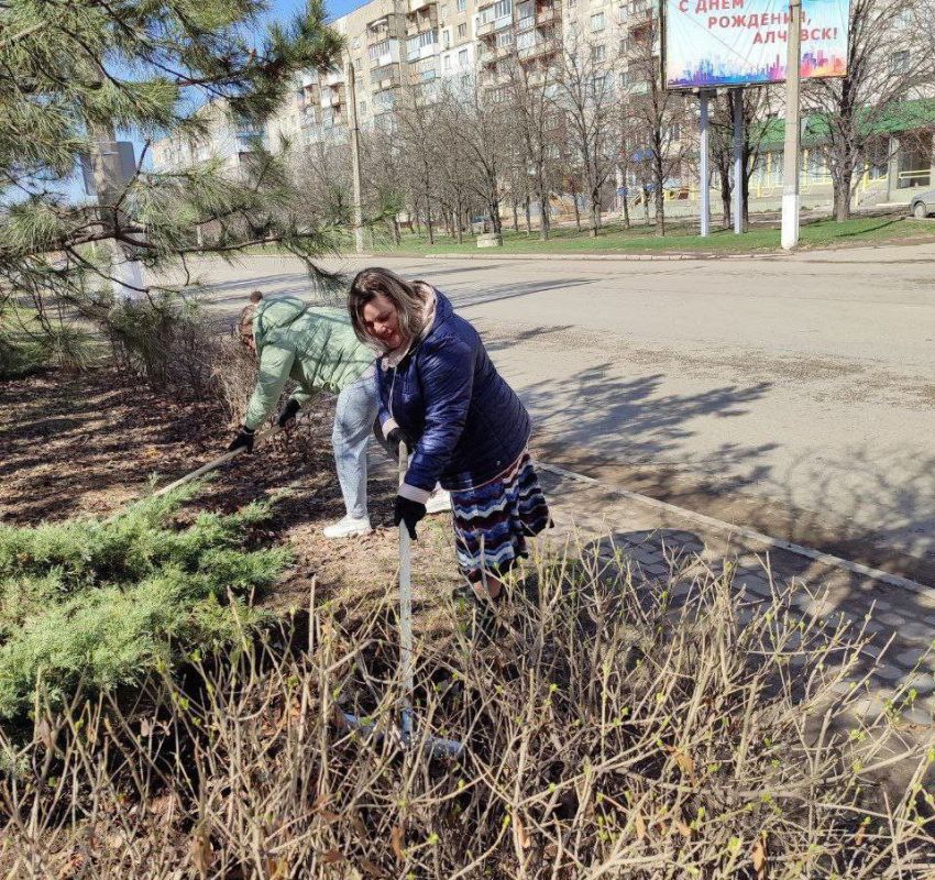 В Алчевске дан старт общегородским субботникам В Алчевске дан старт общегородским субботникам