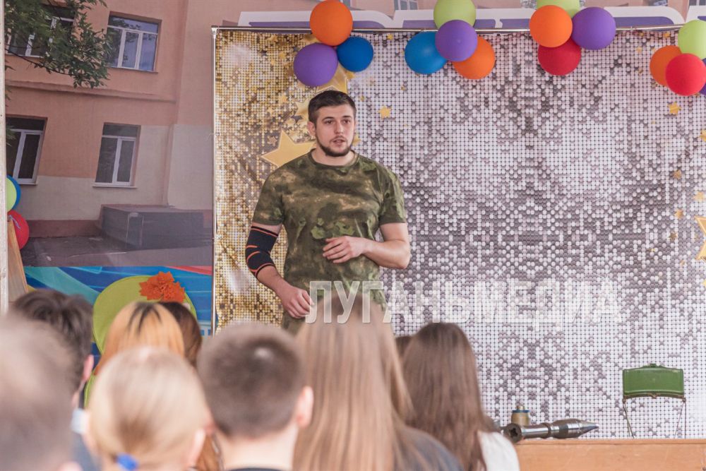 В Луганской средней школе № 4 провели урок мужества для учащихся 5–8-х классов В Луганской средней школе № 4 провели урок мужества для учащихся 5–8-х классов