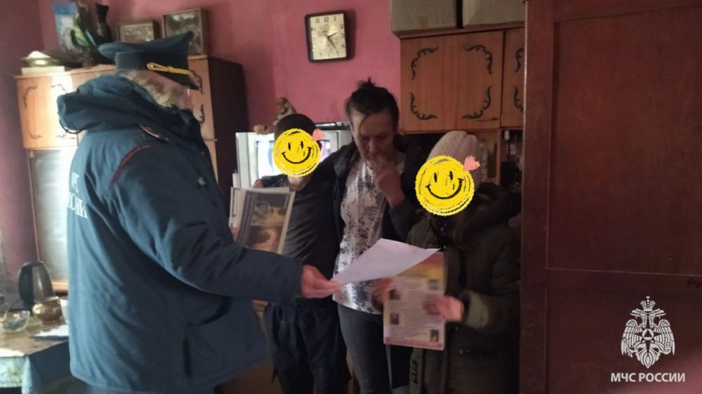 Спасатели МЧС России в пгт Белокуракино посетили семьи, оказавшиеся в сложной жизненной ситуации Спасатели МЧС России в пгт Белокуракино посетили семьи, оказавшиеся в сложной жизненной ситуации