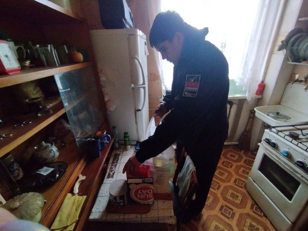 В Алчевске активисты Молодежки Народного Фронта продолжают оказывать адресную помощь пенсионерам, нуждающимся в поддержке В Алчевске активисты Молодежки Народного Фронта продолжают оказывать адресную помощь пенсионерам, нуждающимся в поддержке
