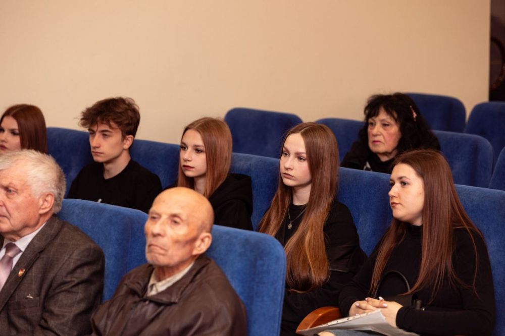 Встреча активистов с духовенством Луганской епархии и сенатором РФ от ЛНР Ольгой Бас Встреча активистов с духовенством Луганской епархии и сенатором РФ от ЛНР Ольгой Бас
