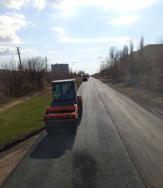 На улице Степной в Кировске продолжается укладка асфальта На улице Степной в Кировске продолжается укладка асфальта
